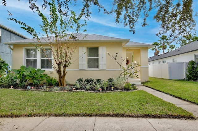 view of front of property featuring a front lawn