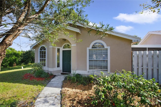 view of front of house featuring a front lawn