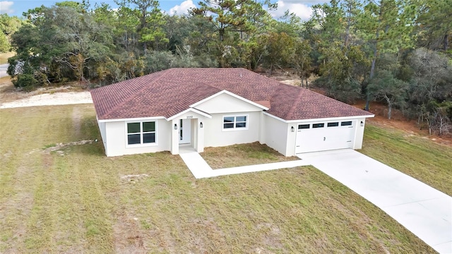 view of front of home featuring a front lawn and a garage