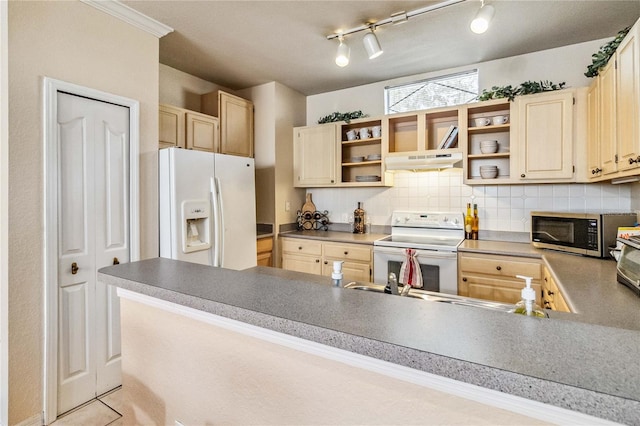 kitchen with kitchen peninsula, light brown cabinets, white appliances, and backsplash