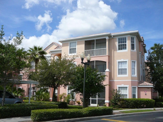 view of front facade with a balcony