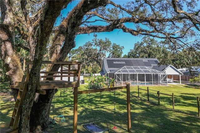 view of yard featuring an outdoor structure