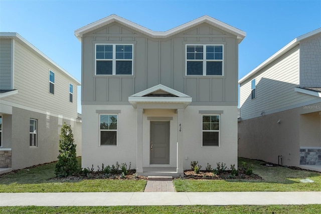 view of front of home featuring a front yard