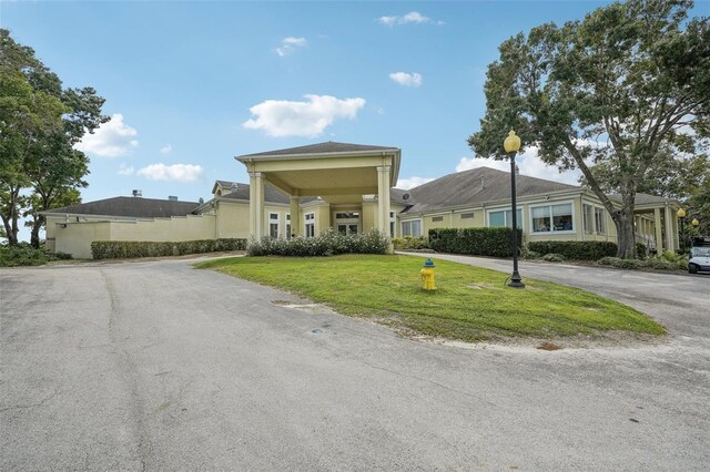 view of front of property with a front lawn