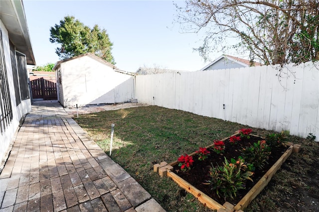 view of yard featuring a shed