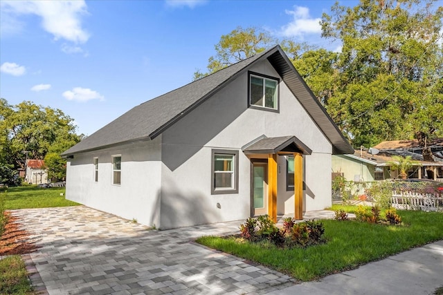 view of front of home with a front lawn