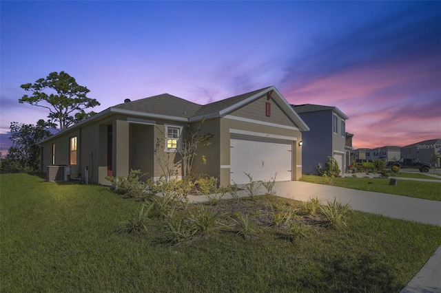 view of front facade featuring a yard and a garage