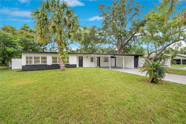 ranch-style home featuring a carport and a front lawn