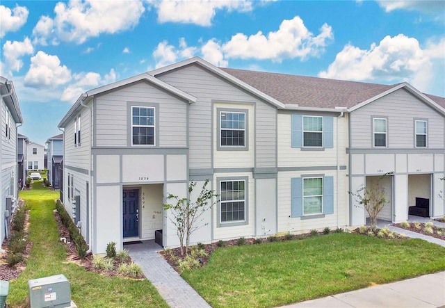 view of front of property featuring a front yard