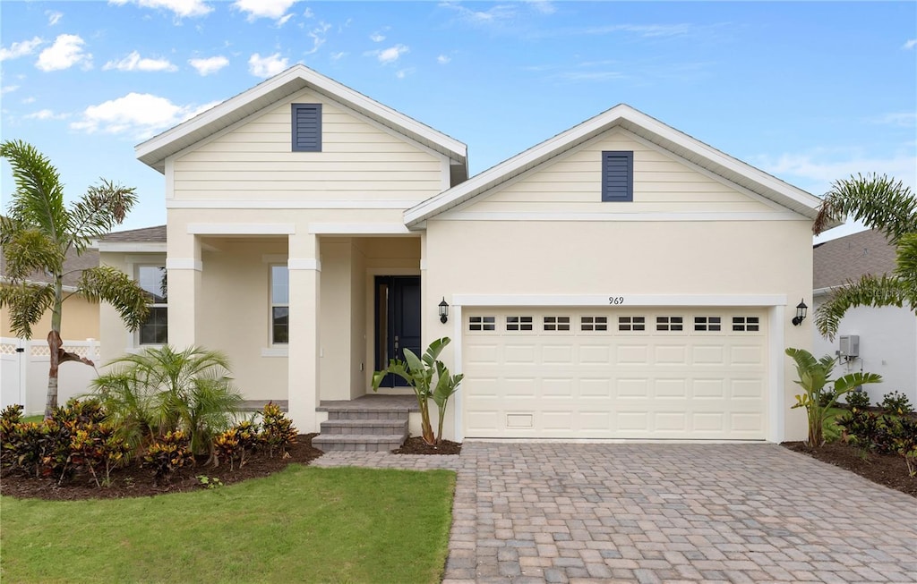 view of front of house featuring a garage and a front yard