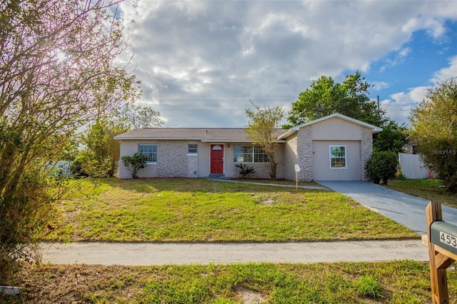 single story home featuring a front lawn