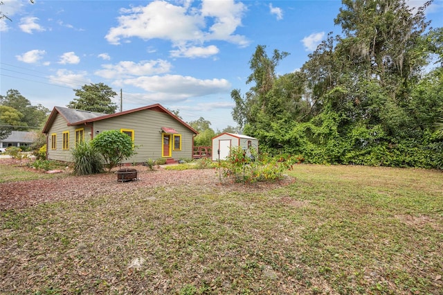 view of yard with a shed