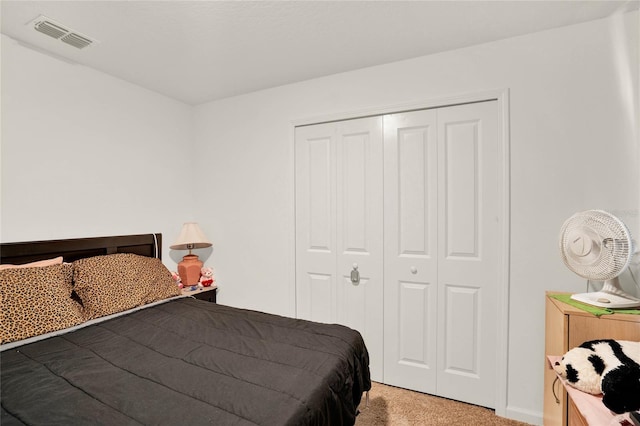 bedroom featuring carpet flooring and a closet