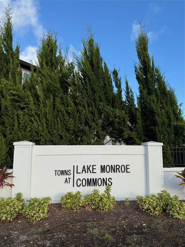 view of community / neighborhood sign