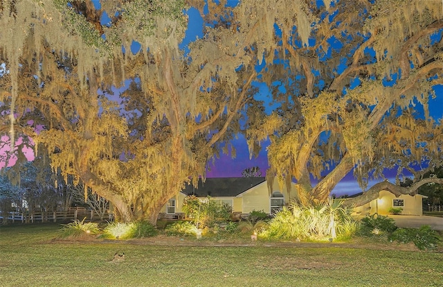 view of green lawn
