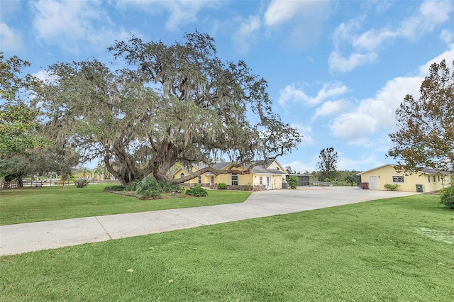 view of front of property featuring a front yard and driveway