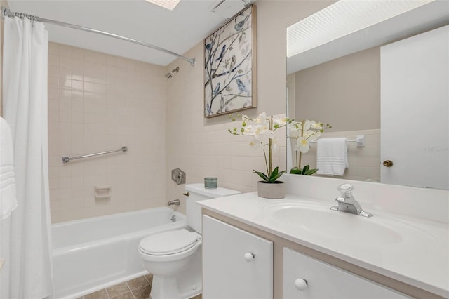 full bathroom featuring tile patterned floors, toilet, shower / bathtub combination with curtain, and vanity