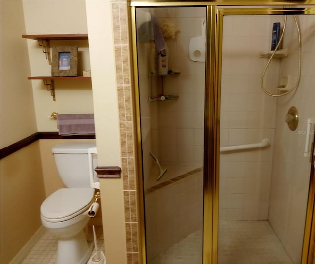 bathroom with an enclosed shower and toilet