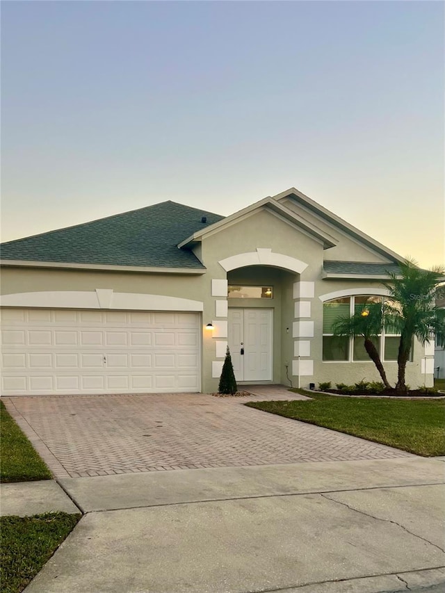 view of front of house featuring a lawn and a garage