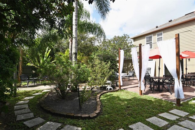 view of yard featuring a patio