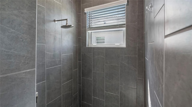 bathroom featuring a tile shower