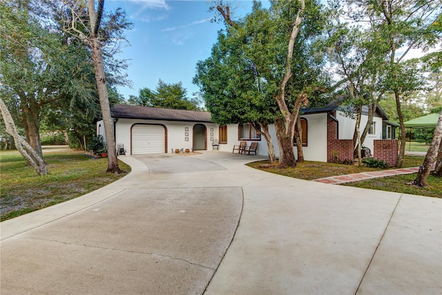 view of front of property featuring a garage and a front yard