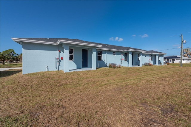 view of front of house with a front lawn