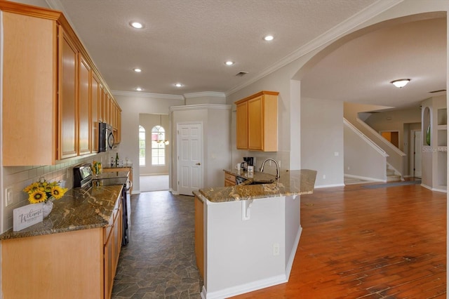 kitchen featuring sink, black appliances, ornamental molding, dark hardwood / wood-style flooring, and decorative backsplash