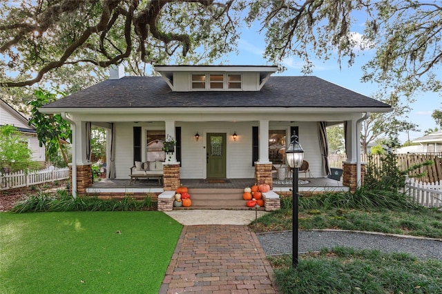 view of front of property featuring a porch and a front lawn