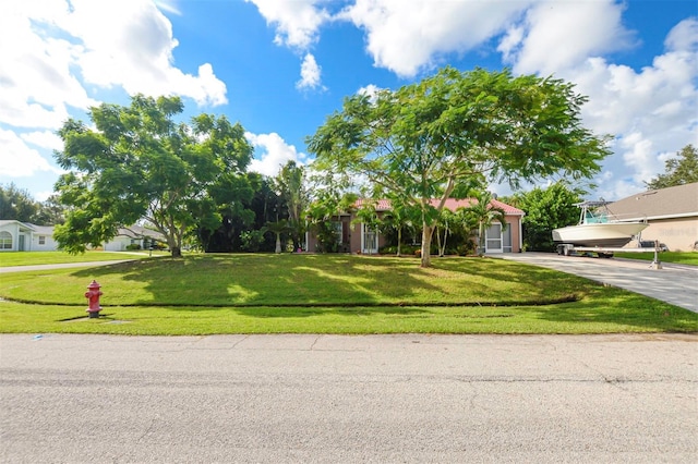 view of front of home featuring a front lawn