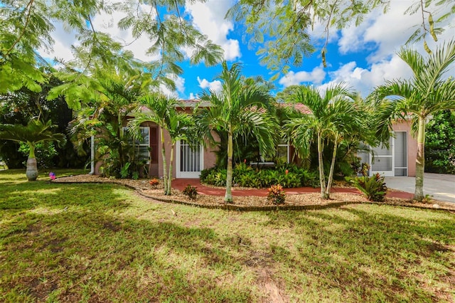 view of front of property featuring a front lawn