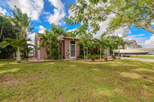 view of front of property featuring a front lawn