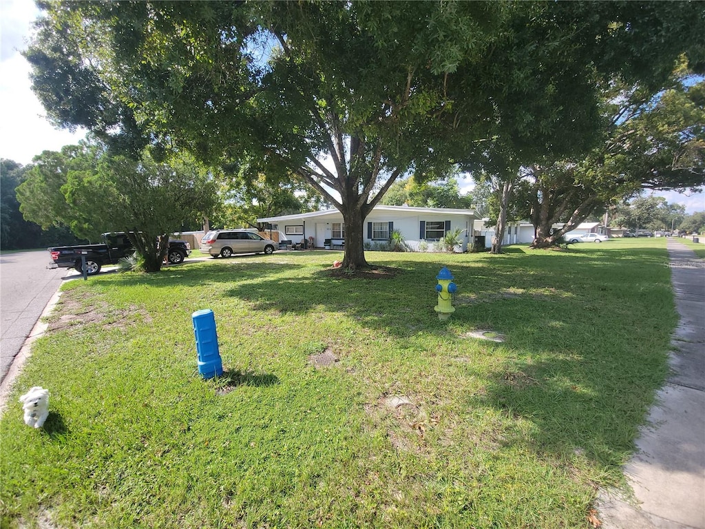 view of front of home featuring a front yard