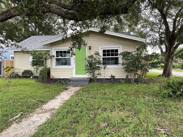 view of front of property featuring a front lawn