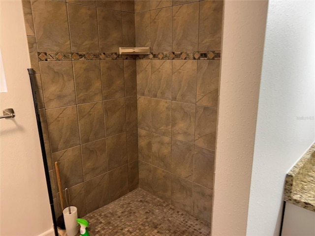 bathroom featuring tiled shower