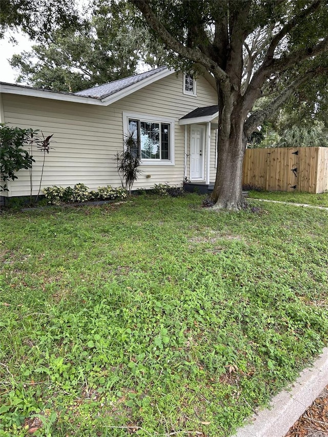 ranch-style house featuring a front yard