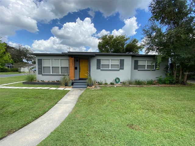 single story home featuring a front lawn