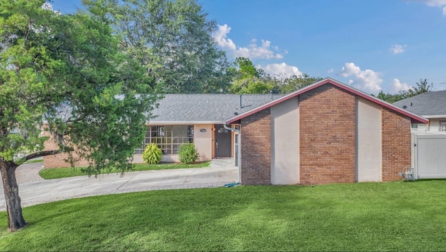 ranch-style home featuring a front yard