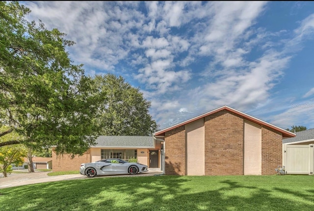 view of front of house featuring a front yard