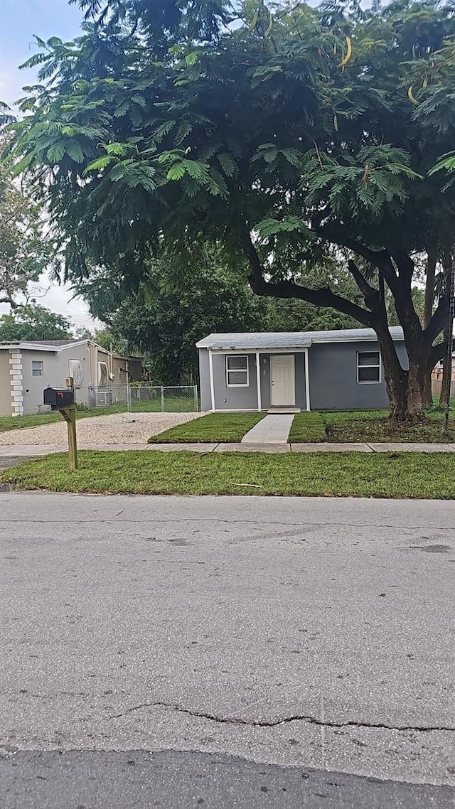 view of front of property featuring a front yard