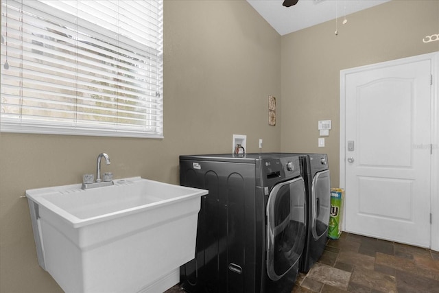 washroom with independent washer and dryer, ceiling fan, and sink