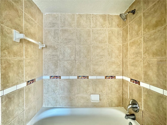 bathroom with tiled shower / bath combo