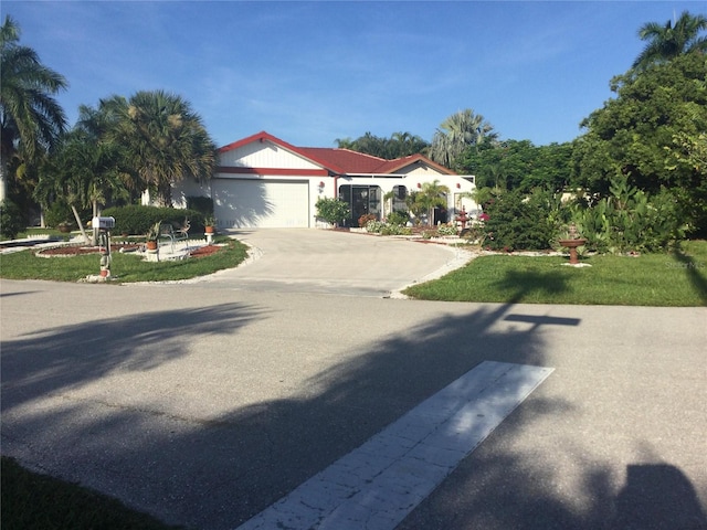 view of front of property featuring a front lawn and a garage