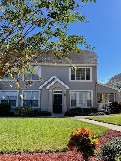 view of front of property featuring a front lawn