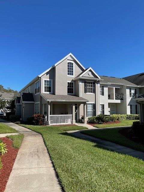 view of front facade featuring a porch and a front lawn