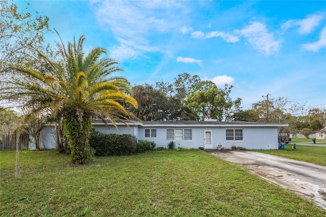 view of front of home featuring a front yard