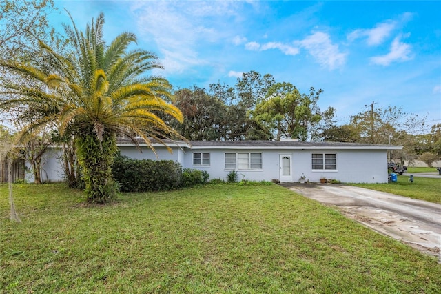 ranch-style house featuring a front yard