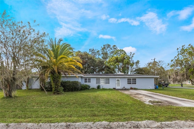 single story home featuring a front lawn