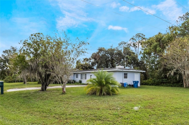 view of front of property featuring a front lawn