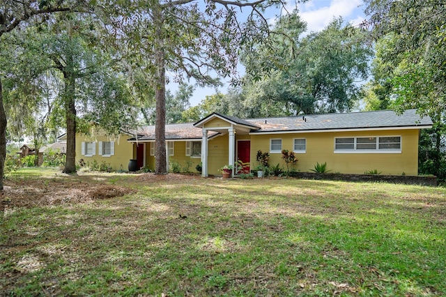 ranch-style house featuring a front yard